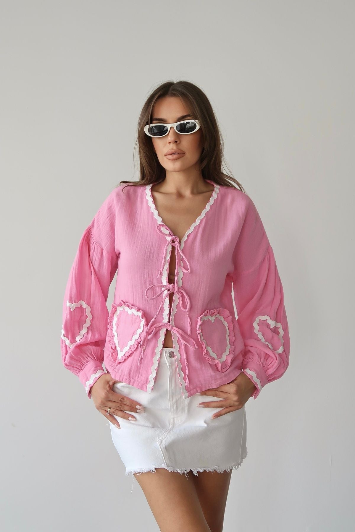 Aec Prive kadın müslin kimono gömlek, pembe renk ve dantel detaylarla şık bir tasarım