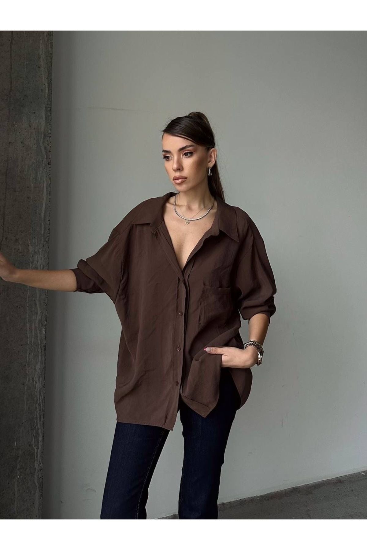 Aec Prive Kadın Oversize Gömlek, rahat kesim ve şık görünüm ile günlük giyimde ideal seçenek