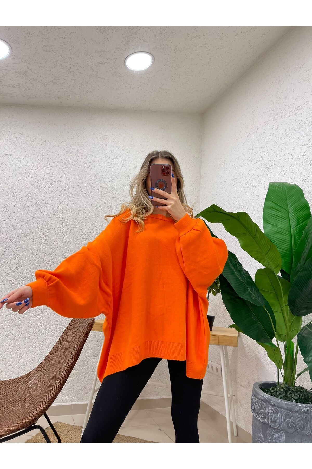 Aec Prive turuncu kadın oversize kazak, rahat kesim ve şık görünüm için ideal bir tercih.