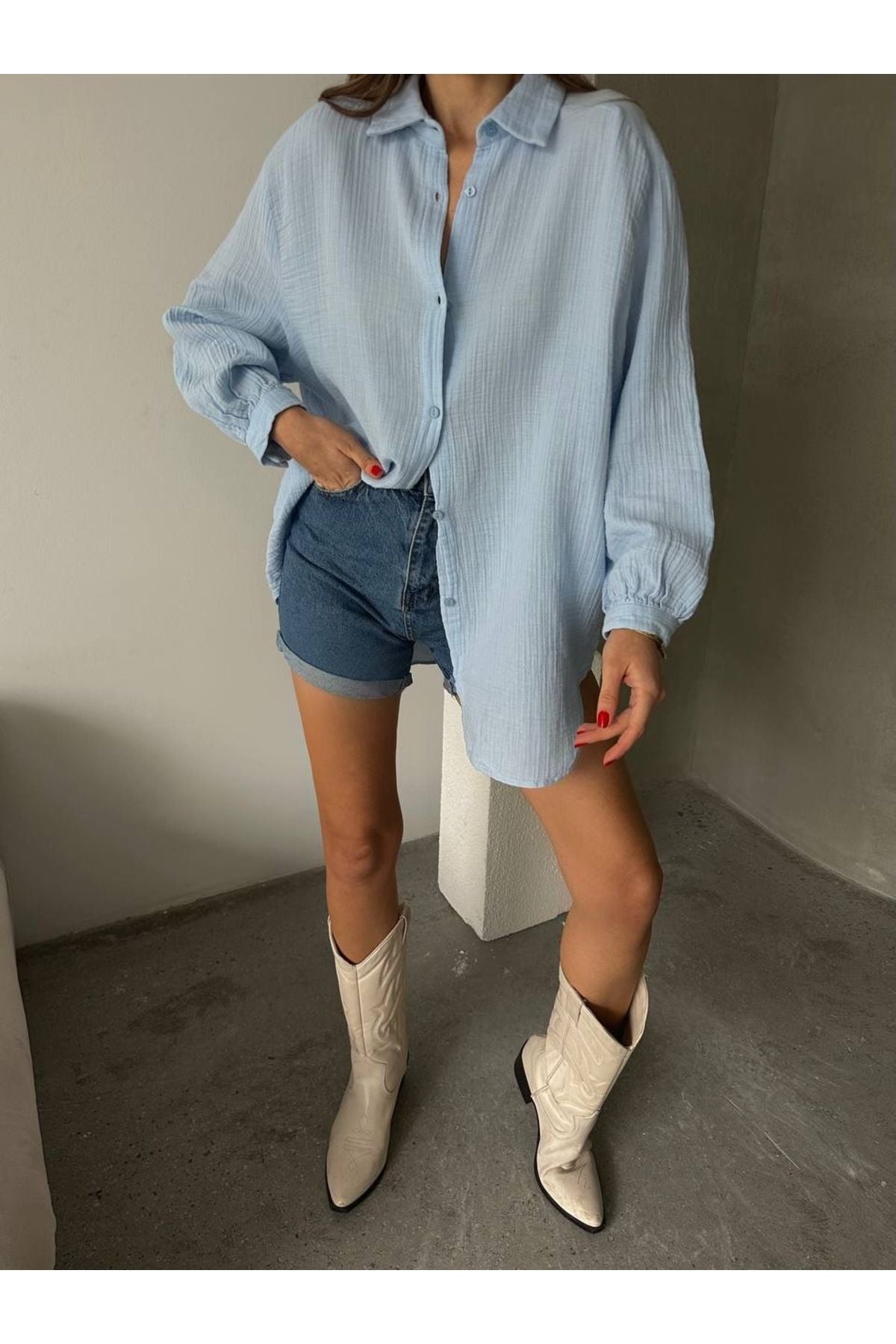 Aec Prive kadın pamuklu oversize gömlek mavi renk ile şort ve çizmelerle kombinlenmiş