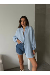 Mavi Aec Prive kadın pamuklu oversize gömlek, şort ile şık yaz kombini
