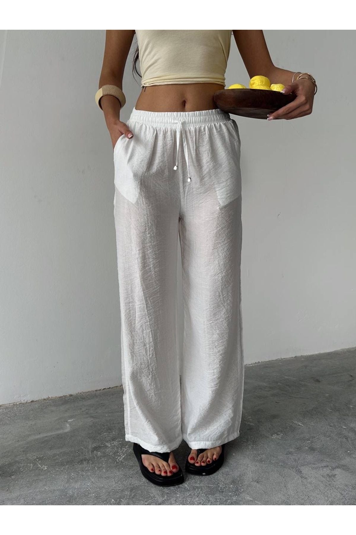 Aec Prive beyaz kadın pamuklu palazzo pantolon, rahat kesim ve hafif kumaş ile şık görünüm sağlar.
