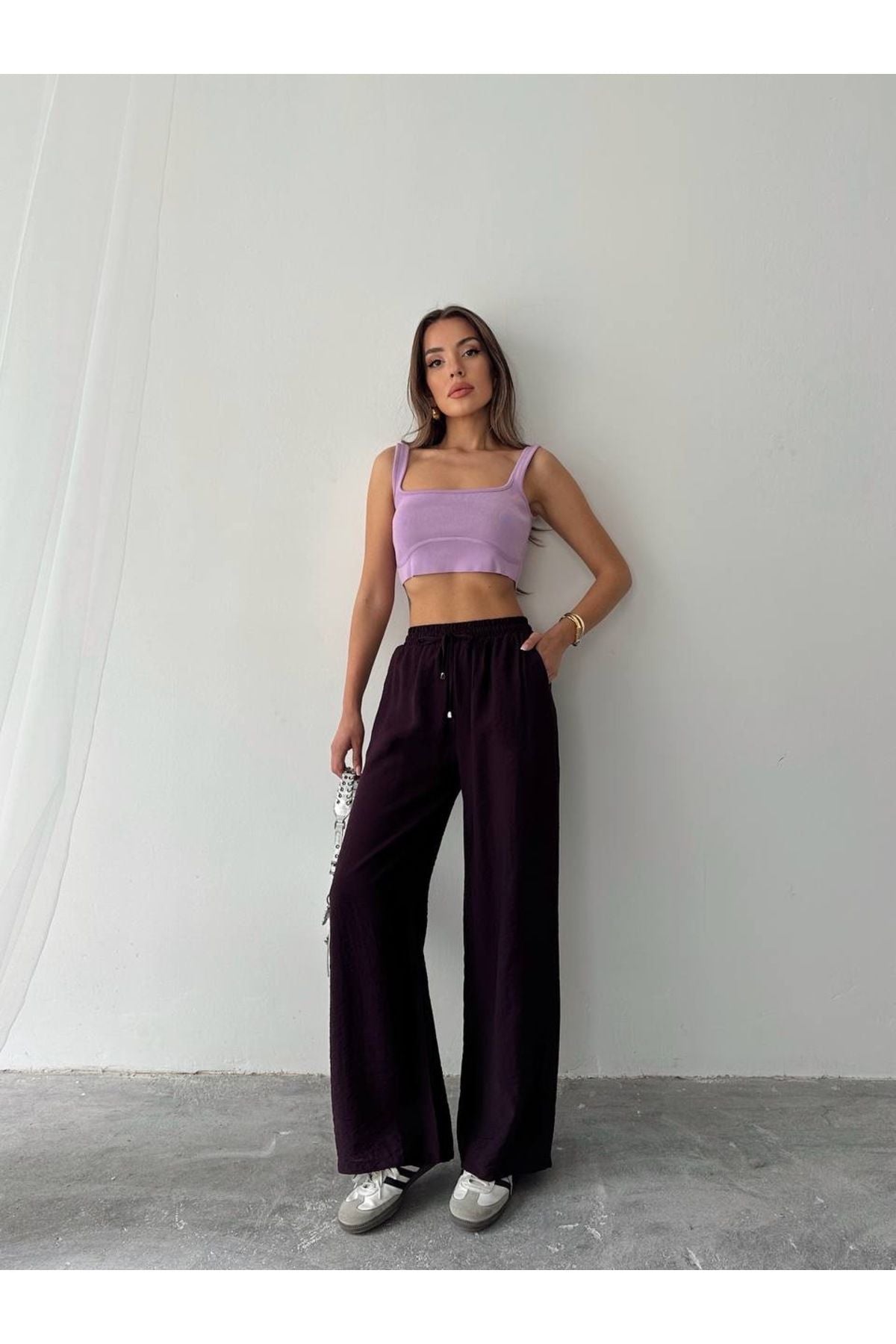 Aec Prive kadın pamuklu palazzo pantolon ve mor tişört ile şık bir kadın modeli