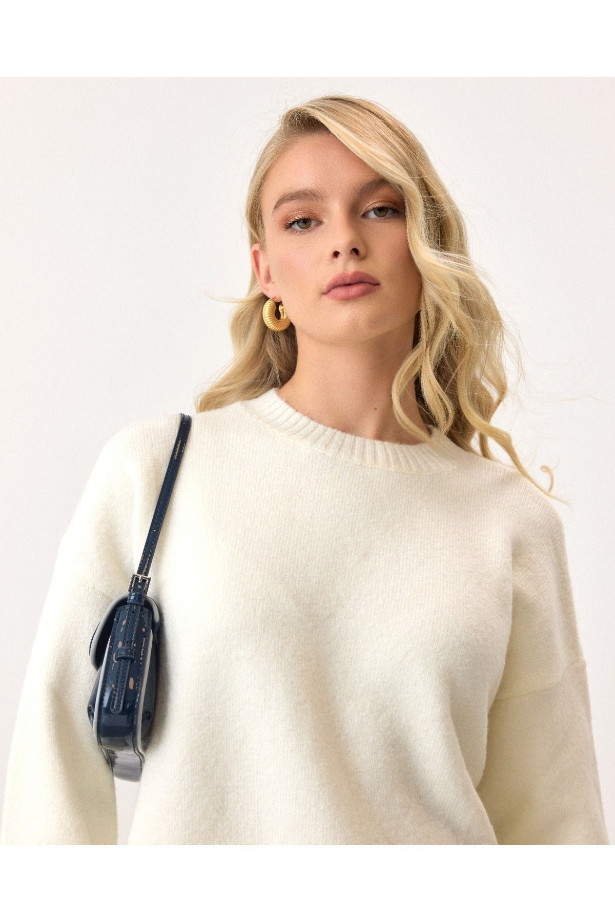 Aec Prive kadın sakallı kazak, yumuşak dokusu ve şık tasarımıyla günlük şıklık için ideal