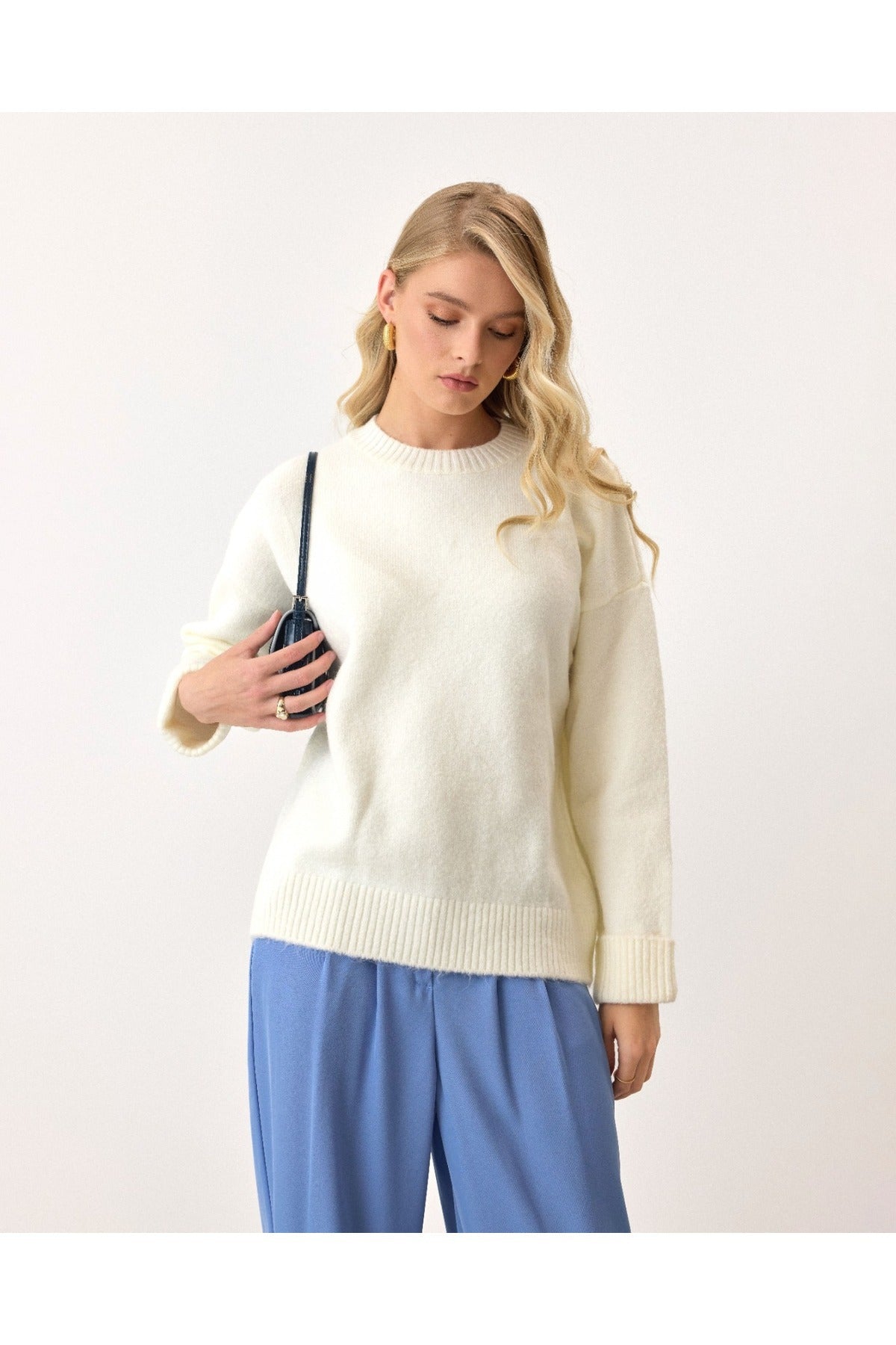 Aec Prive kadın sakallı kazak, beyaz rengiyle modern ve şık bir görünüm sunar