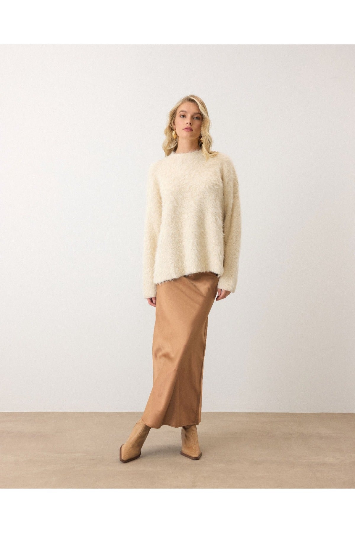 Aec Prive kadın sakallı kazak, krem rengi ve oversized kesim, şık bir görünüm sunar