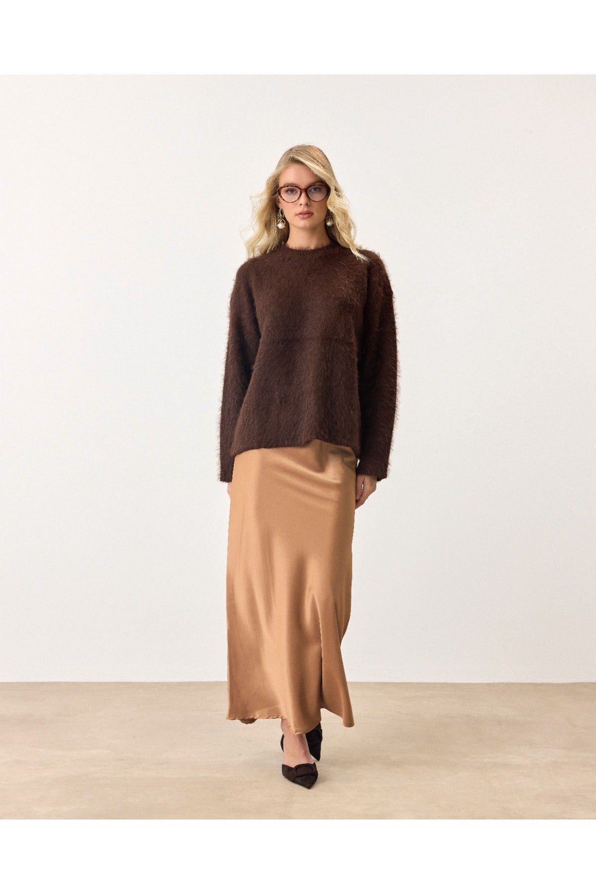 Aec Prive kadın sakallı kazak, kahverengi ve şık bir etekle kombinlenmiş modern bir görünüm sunuyor.