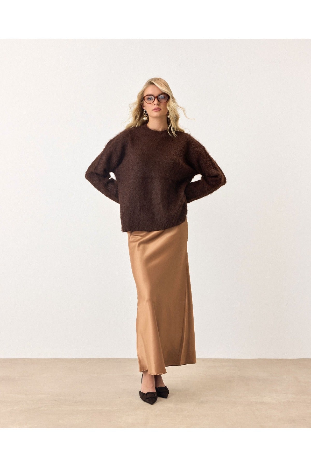 Aec Prive kadın sakallı kazak, kahverengi ve yumuşak dokusu ile şık bir görünüm sunuyor.