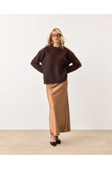 Aec Prive kadın sakallı kazak, kahverengi ve yumuşak dokusu ile şık bir görünüm sunuyor.