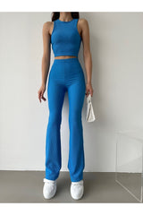 Kadın saks mavi crop top ile uyumlu geniş paça pantolon kombinasyonu