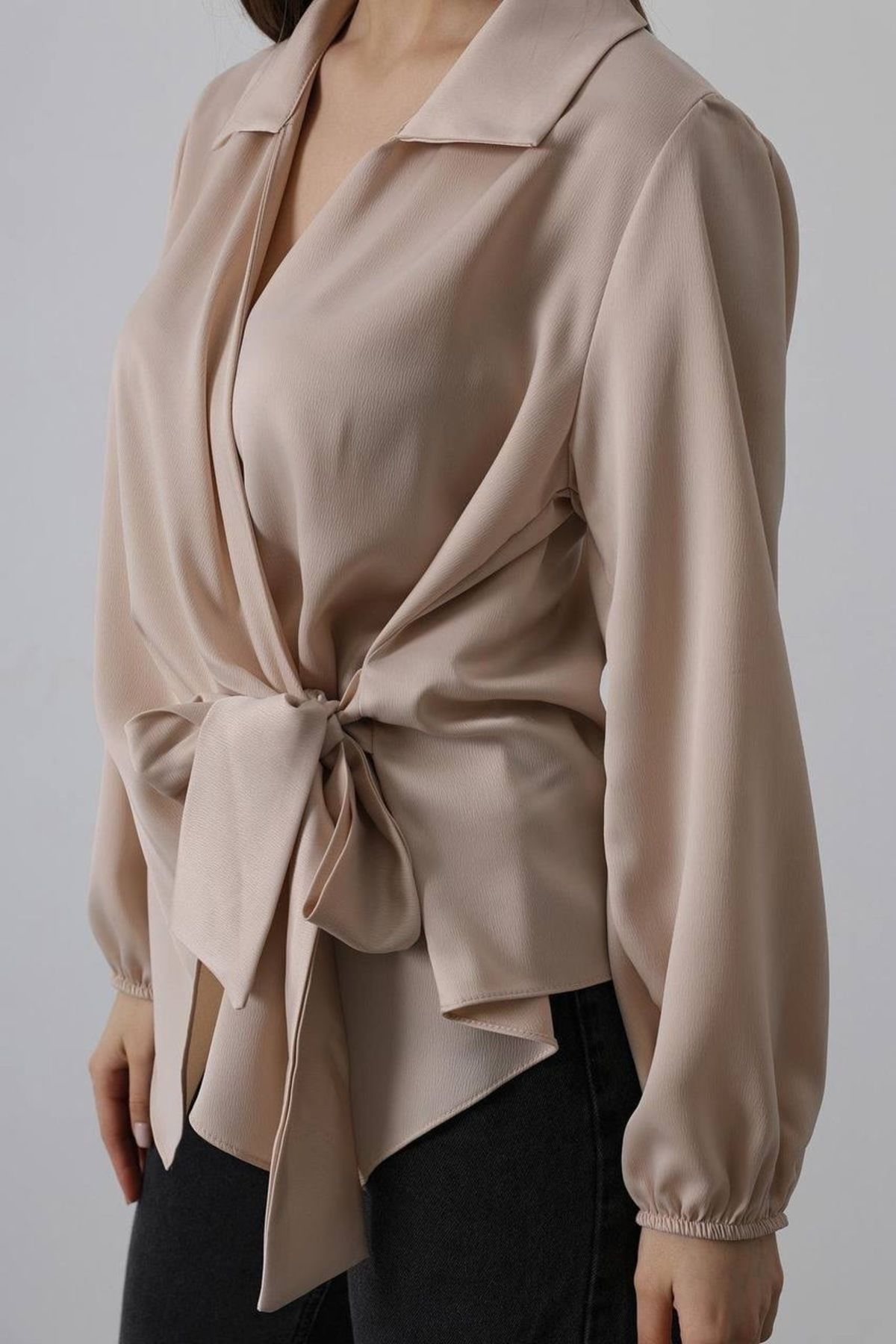 Aec Prive kadın saten crop gömlek, bağlama detayıyla şık bir görünüm sunuyor