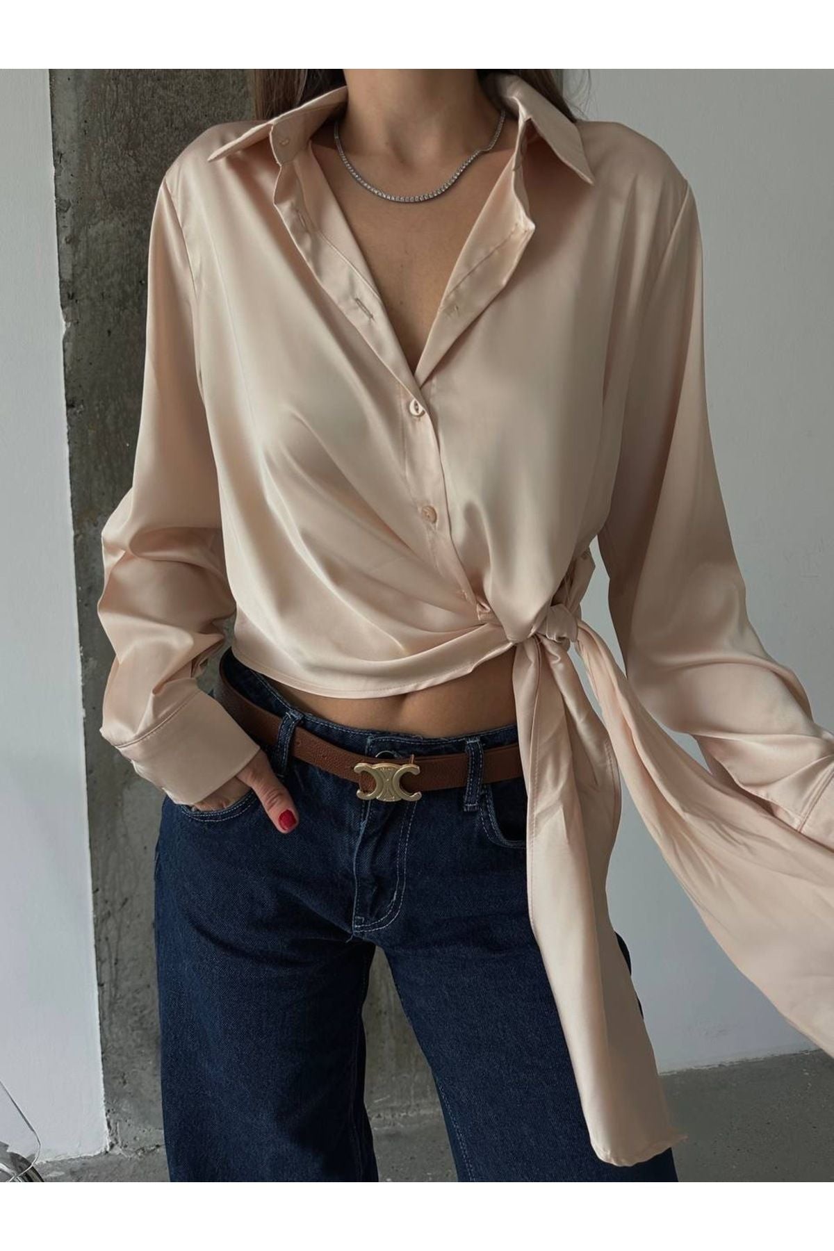 Aec Prive kadın saten crop gömlek, şık tasarım ve hafif kumaş ile kombinlenmiş