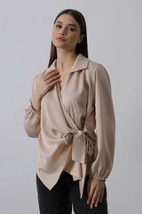 Aec Prive kadın saten crop gömlek, zarif bağlama detayı ile şık bir görünüm sunuyor.