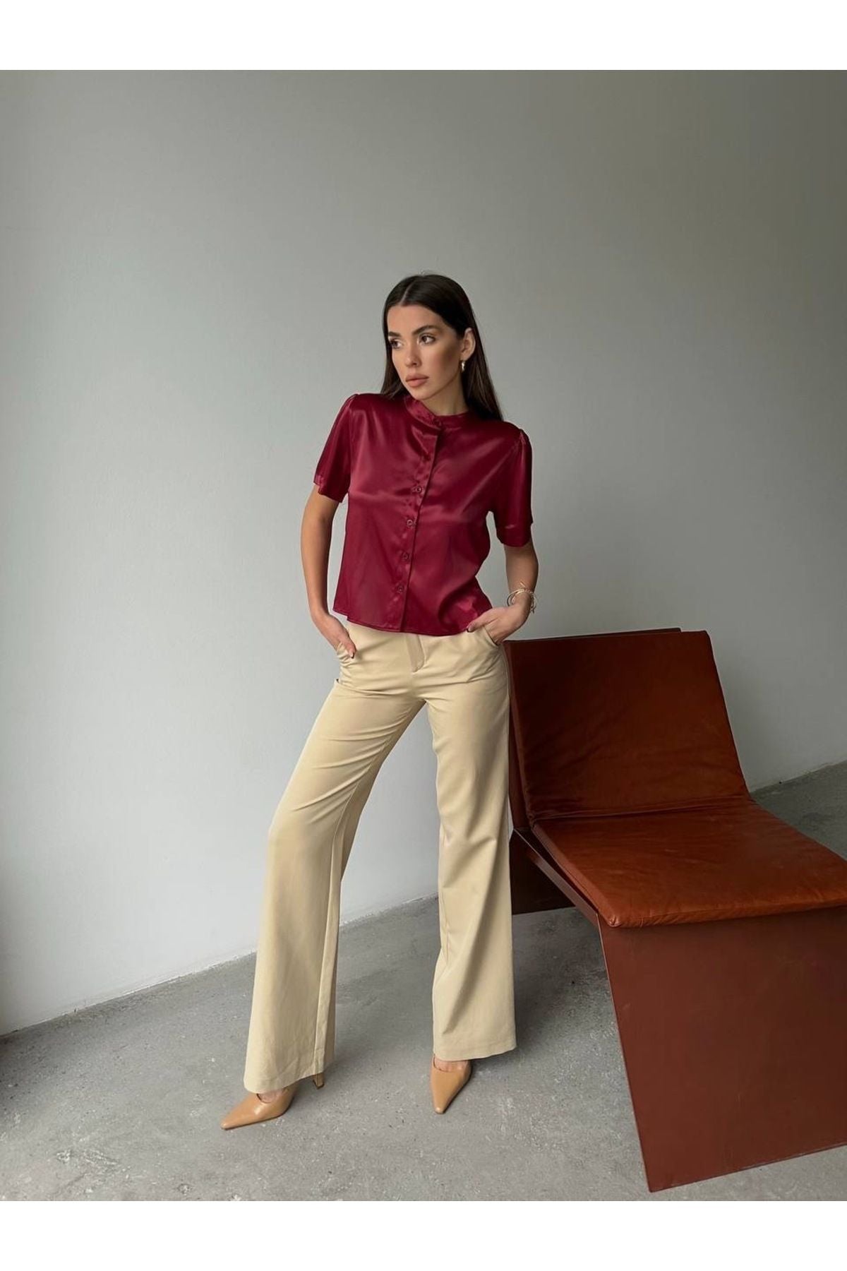Aec Prive kadın saten kısa kollu gömlek, şık görünüm için bordo renkte tasarlandı