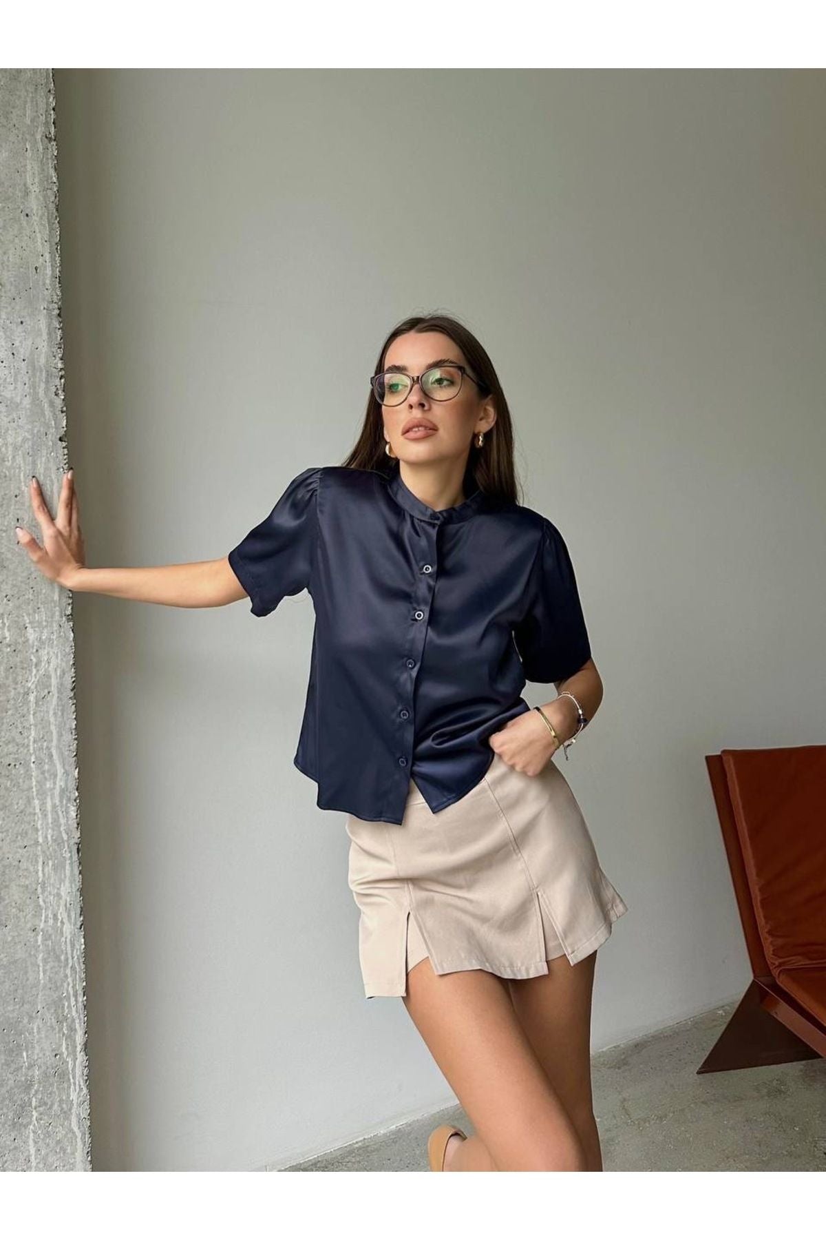 Aec Prive kadın saten kısa kollu gömlek, şık bir görünüm için mavi renkte tasarlanmıştır.