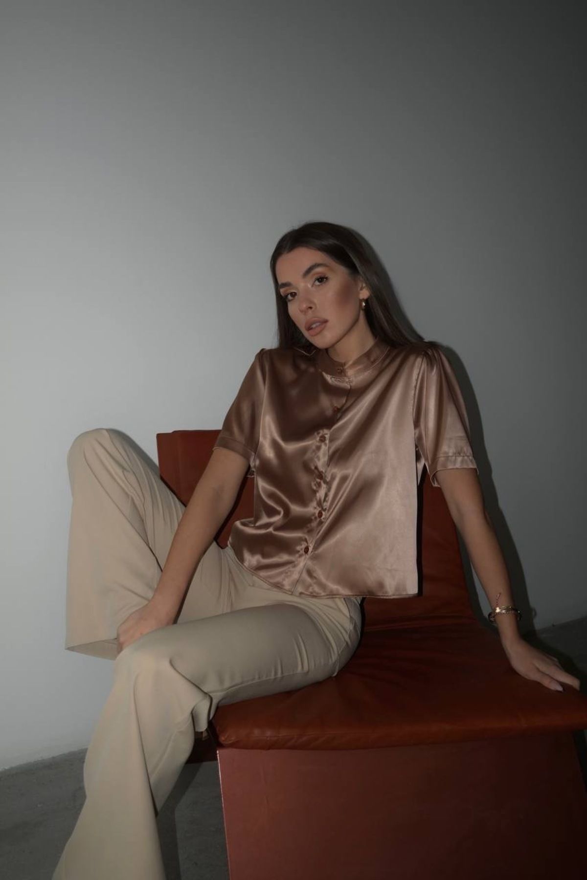 Aec Prive kadın saten kısa kollu gömlek, şık ve rahat bir görünüm için ideal