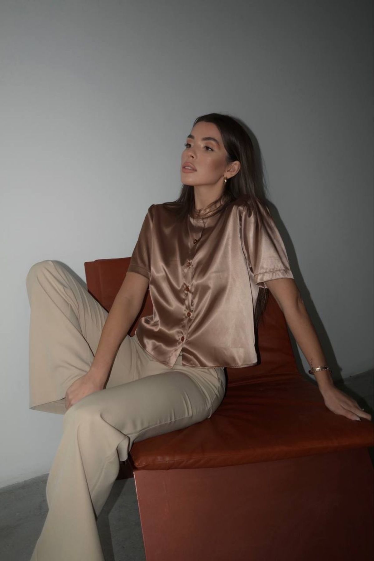 Aec Prive markası kadın saten kısa kollu gömlek, şık bir görünüm için ideal bir seçenek.