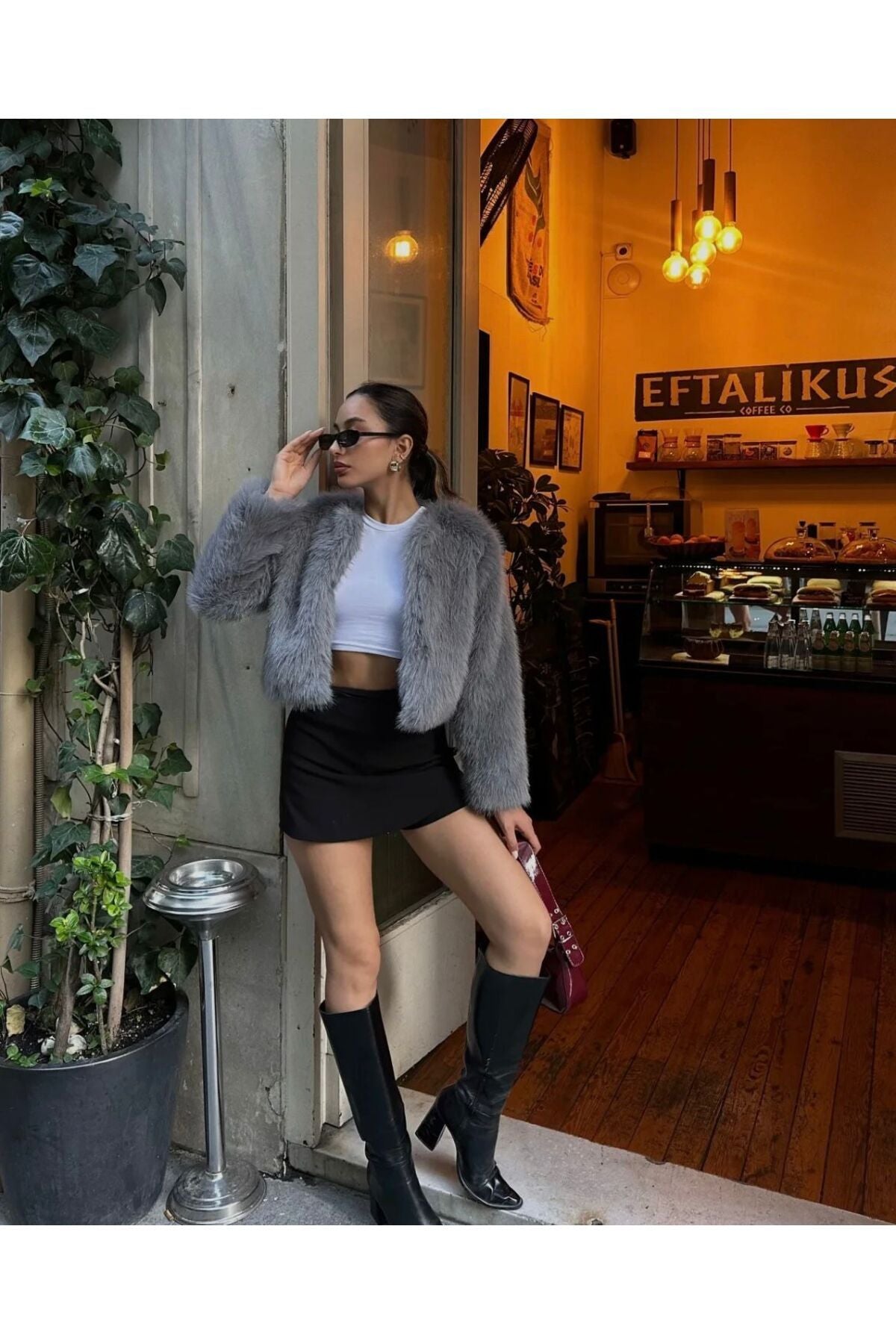 Aec Prive Kadın suni kürk mont, şık bir mini etekle kombinlenmiş gri renkli tasarım