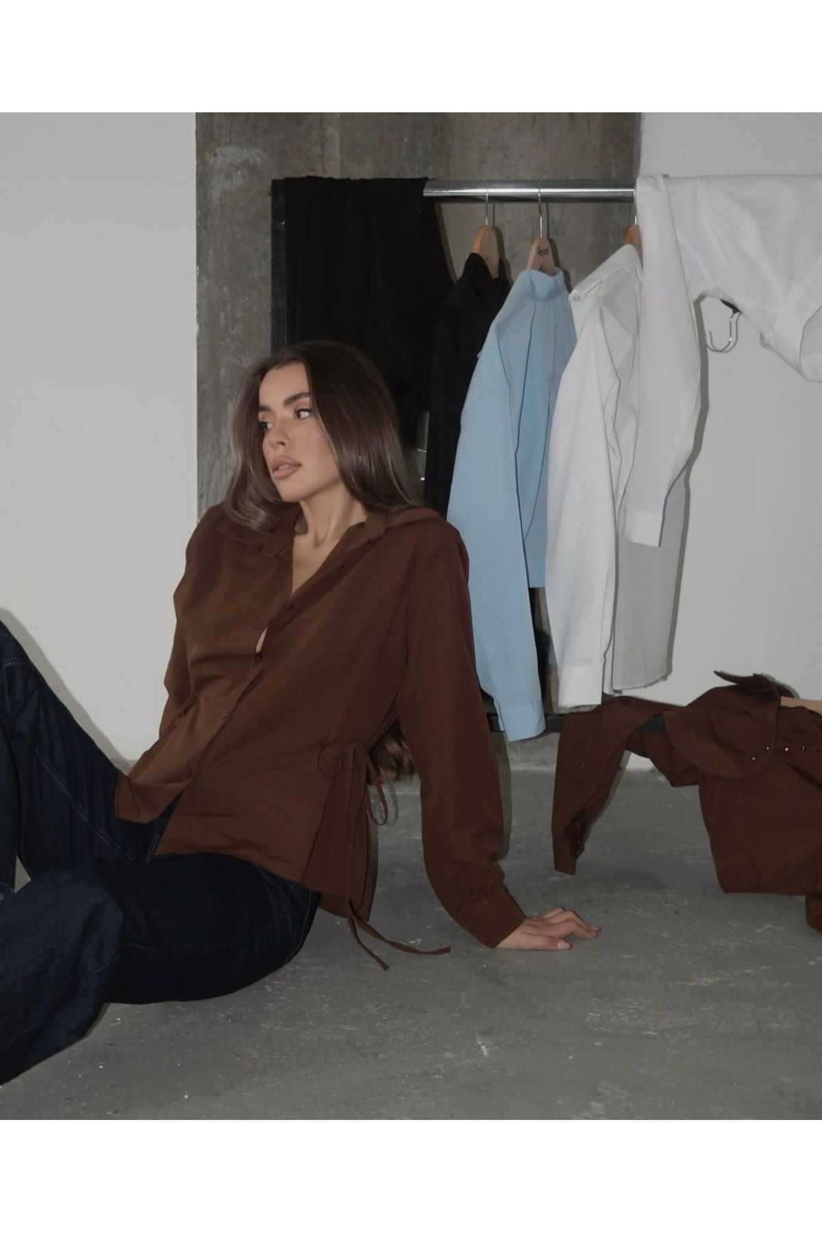 Aec Prive kadın trend gömlek, kahverengi kumaşta şık bir kesimle modern bir tarz sunuyor