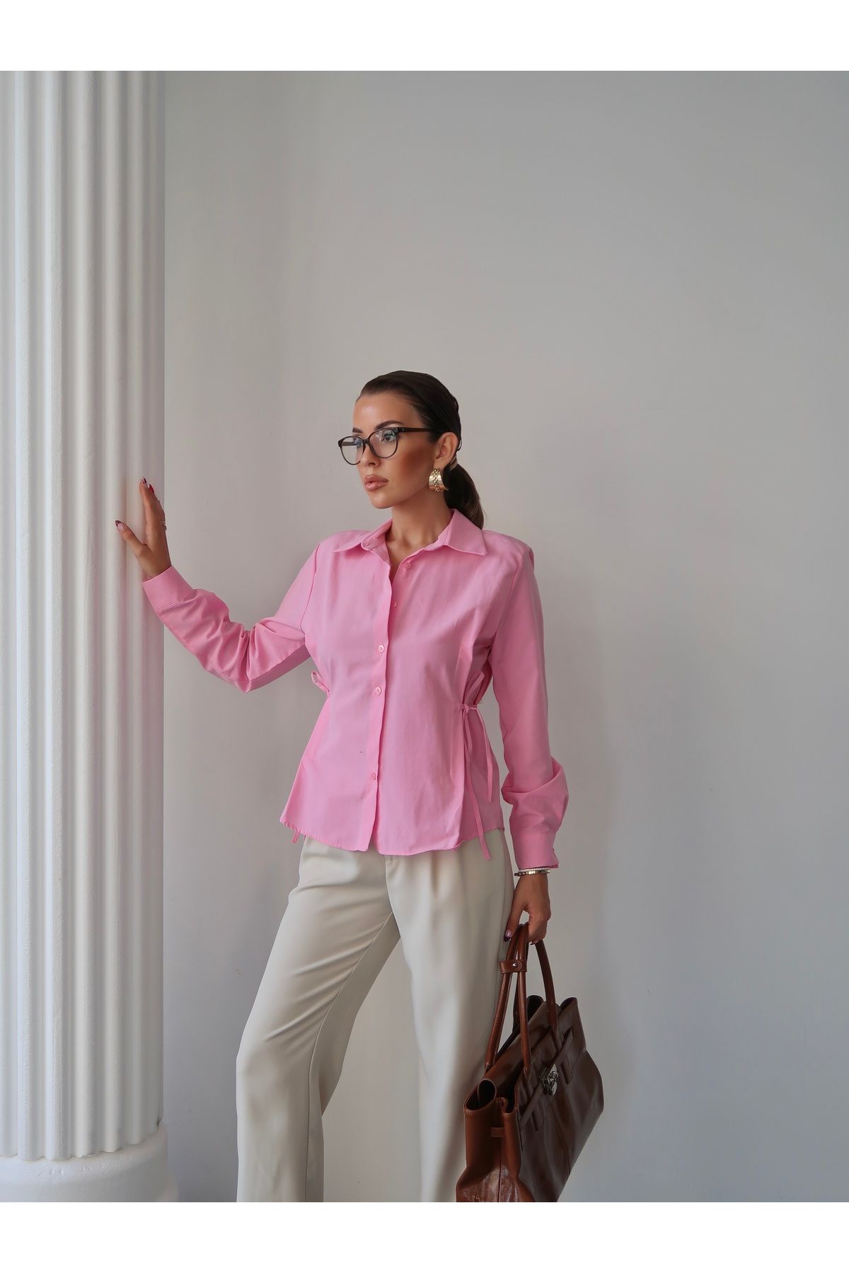 Aec Prive kadın trend gömlek, pembe renkli, şık kesim ve modern görünüme sahip