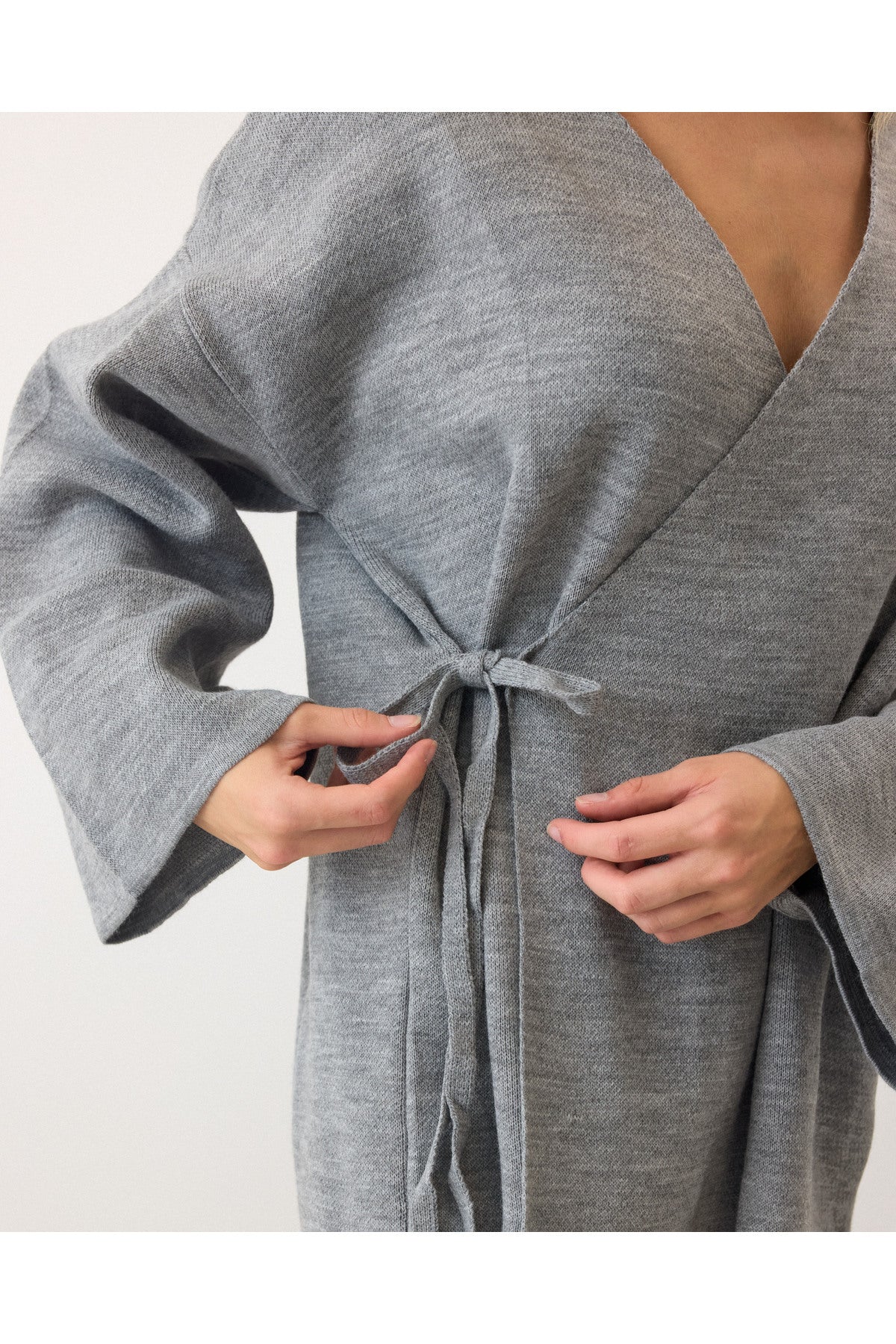 Gri Aec Prive kadın triko ikili takım, bel bağlamalı rahat tasarım ile şıklığı bir araya getiriyor