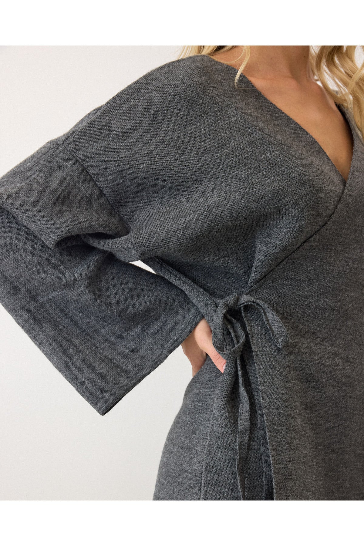 Aec Prive kadın triko ikili takım, gri renk, şık ve rahat kesim ile modern görünüm sağlıyor.