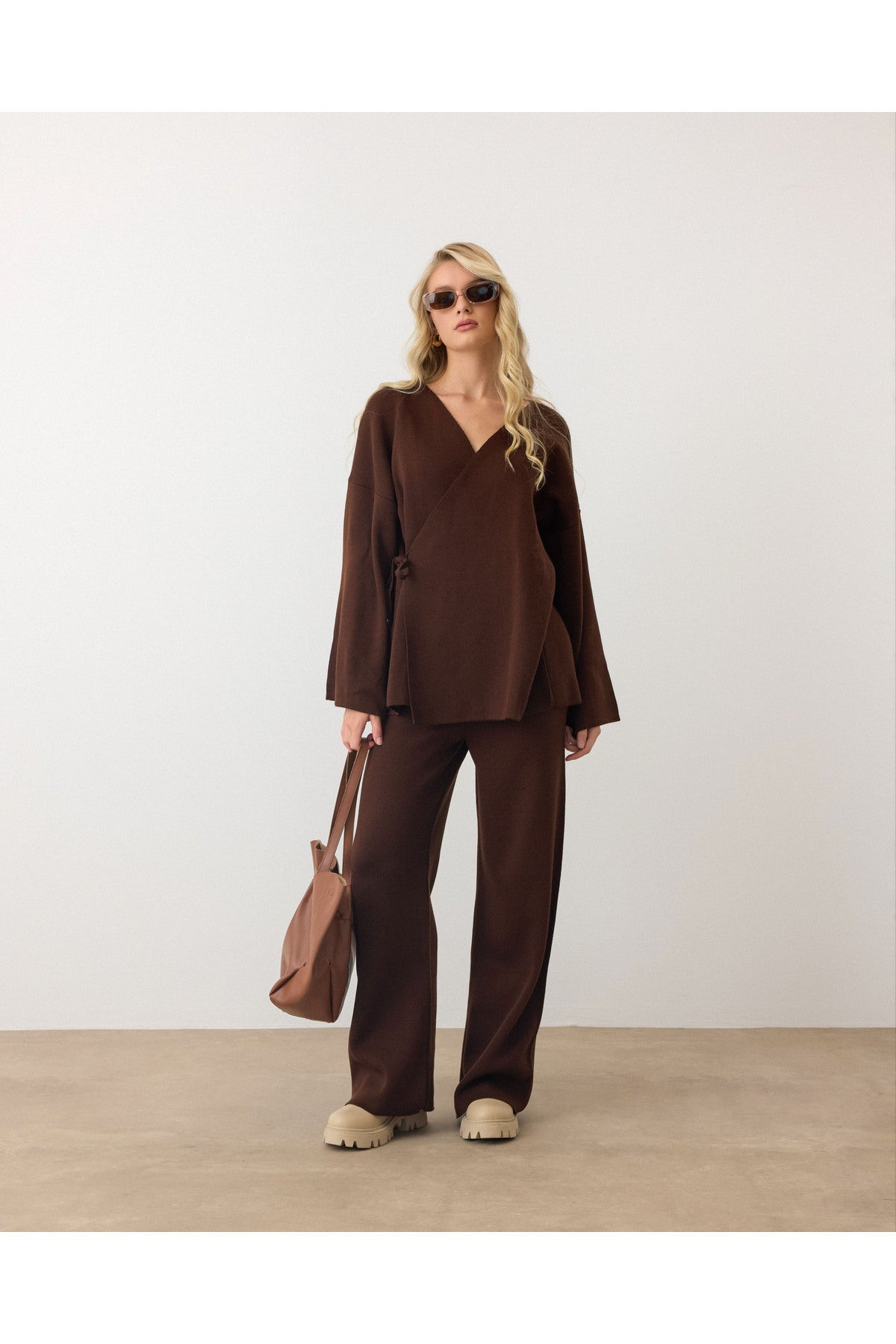 Aec Prive kadın triko ikili takım, V yakalı üst ve düz kesim pantolon ile şık görünüm sunuyor