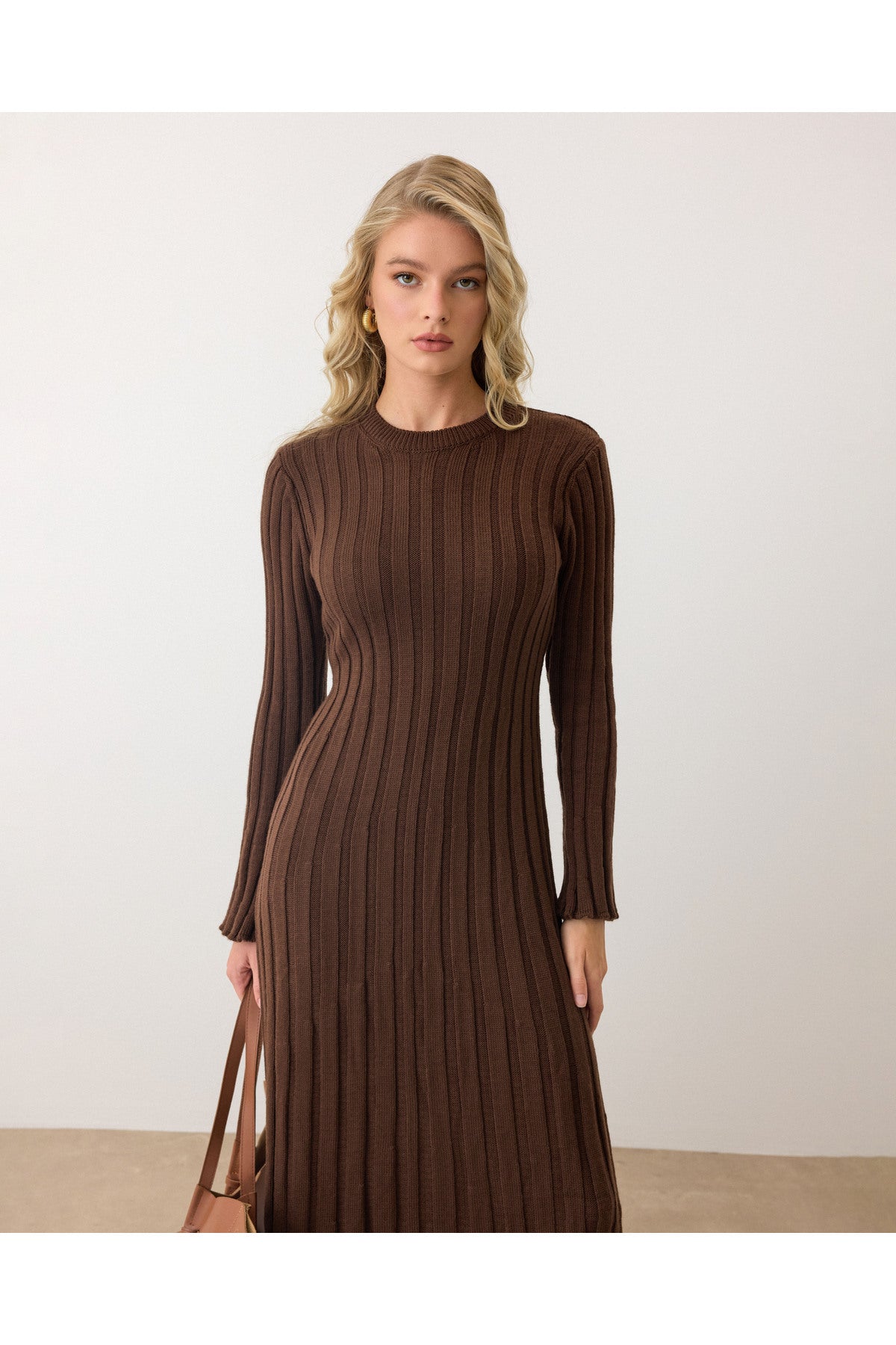 Aec Prive kahverengi kadın uzun triko elbise, şık ve rahat bir görünüm için ideal olarak tasarlandı