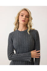 Aec Prive kadın uzun triko elbise, şık gri renk ve ince dikiş detayları ile zarif bir görünüm sunuyor.