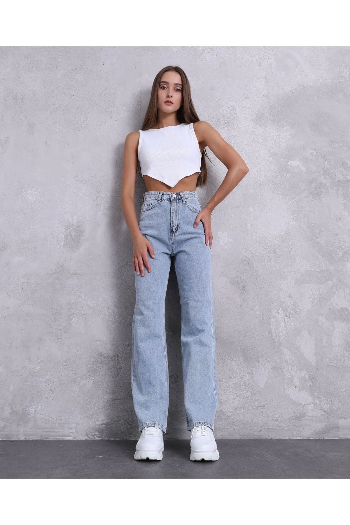 Aec Prive kadın wide leg jean, hafif mavi renkte, yüksek bel ve rahat kesim ile stil sahibi görünüm sunar