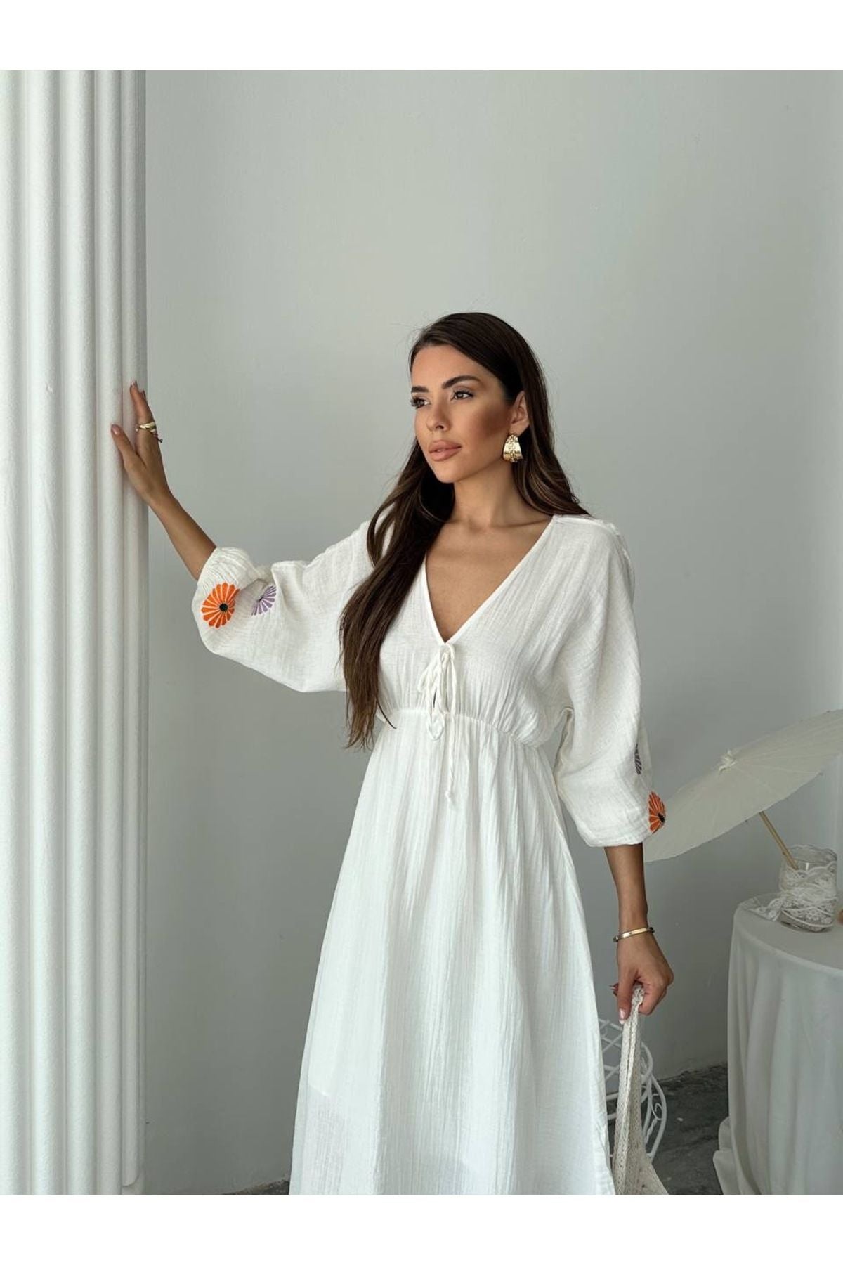 Aec Prive kadın yazlık uzun elbise, geniş kollu ve dantel detaylarıyla şık bir görünüm sunuyor.