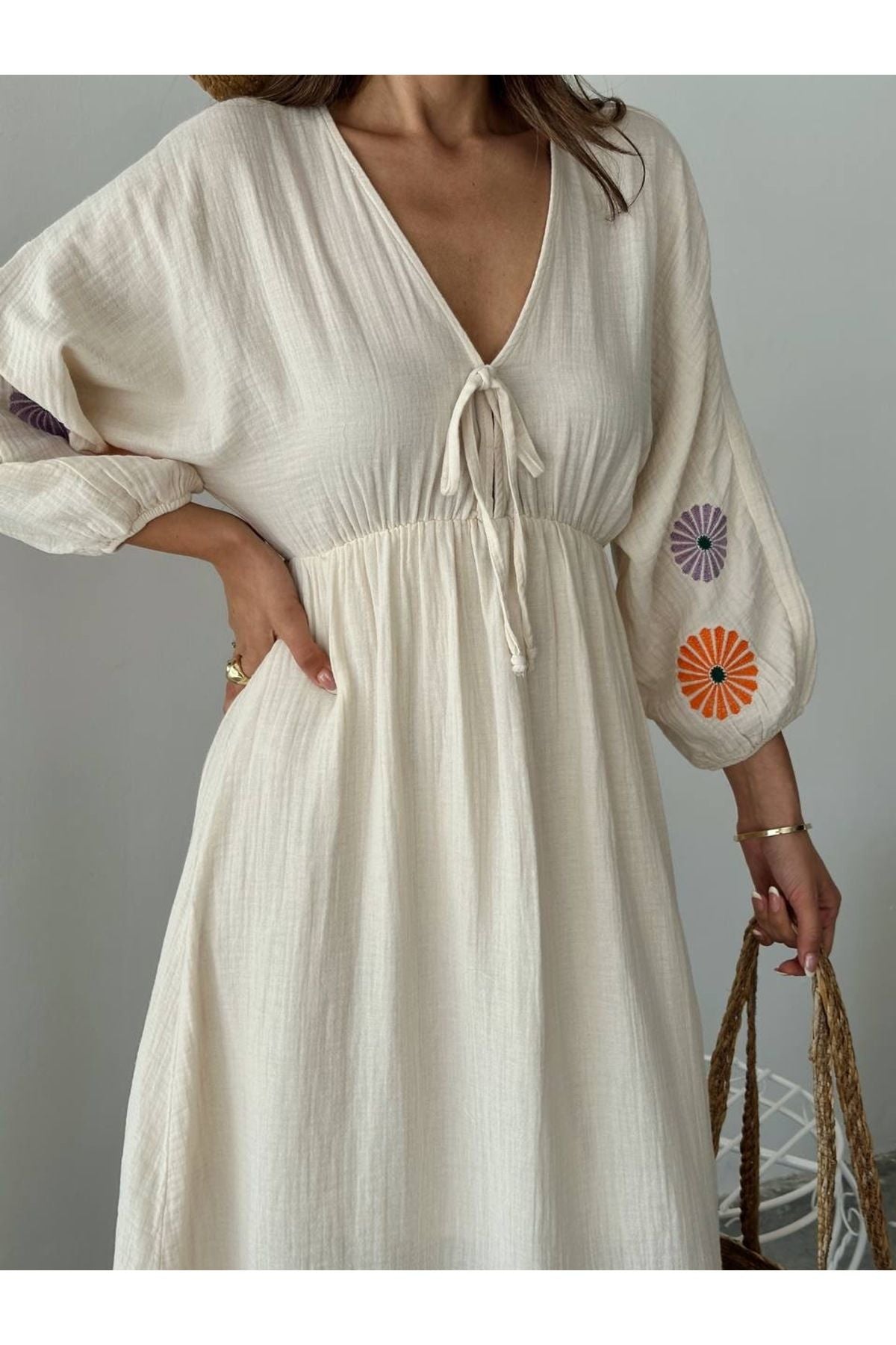Aec Prive kadın yazlık uzun elbise, bağlama detayı ve renkli işlemelerle şık bir yaz seçeneği.