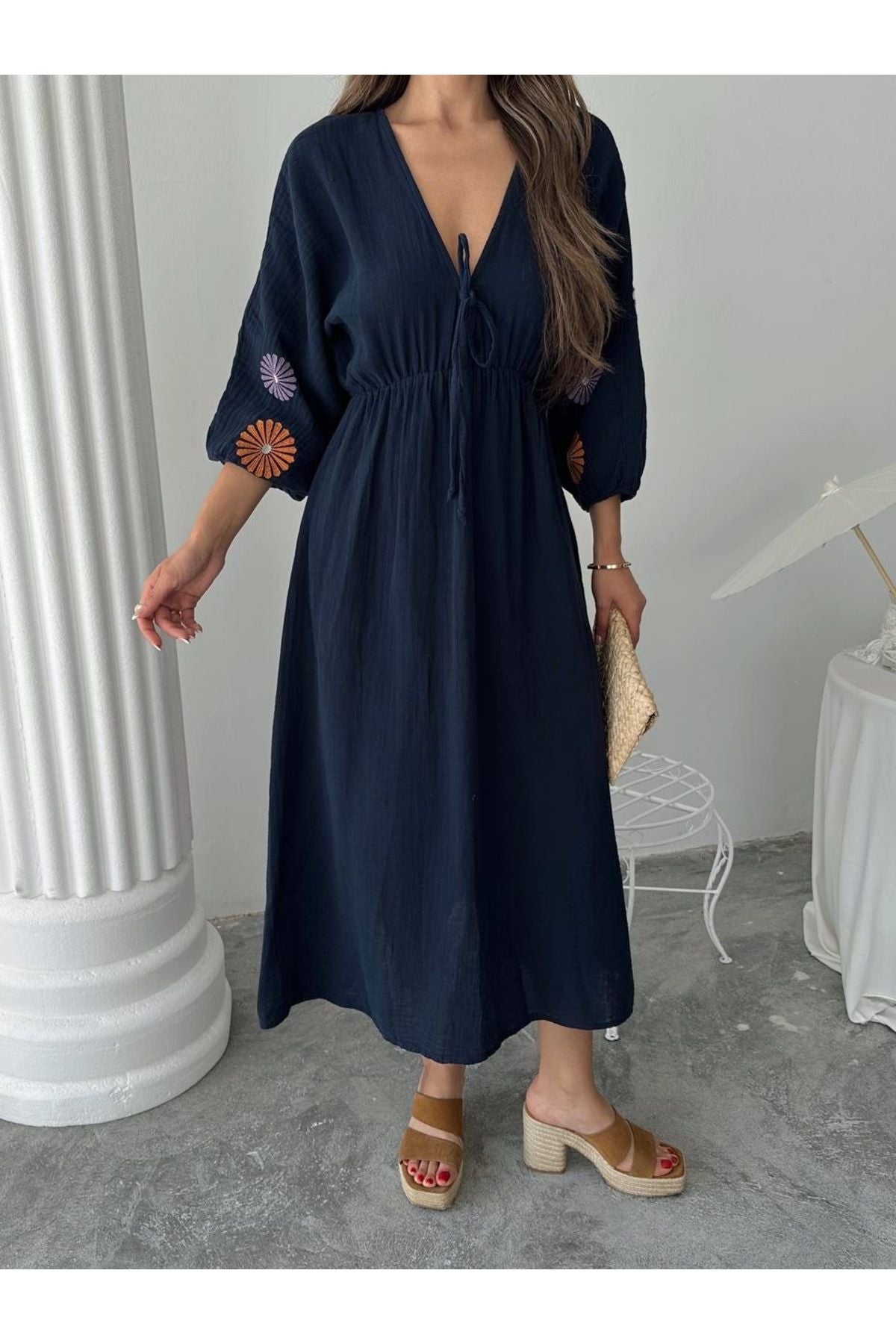 Aec Prive kadın yazlık uzun elbise, mavi renk ve dökümlü kesimiyle sıcak havalarda rahat kullanım sunar