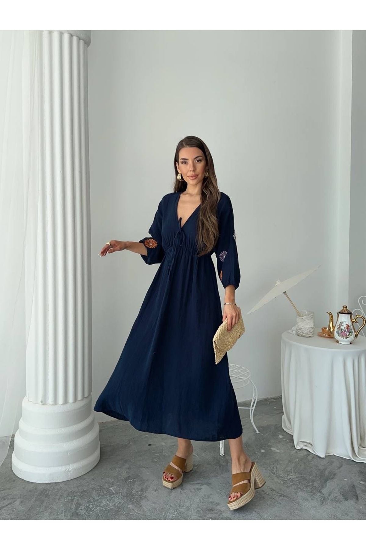 Aec Prive kadın yazlık uzun elbise, derin V yaka ve geniş kollu tasarıma sahip, mavi renk