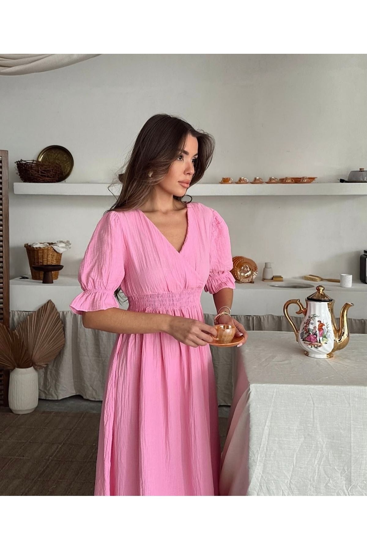 Aec Prive kadın yazlık uzun elbise, açık pembe renk ve balon kol stili ile şık bir yaz görünümü sunuyor.