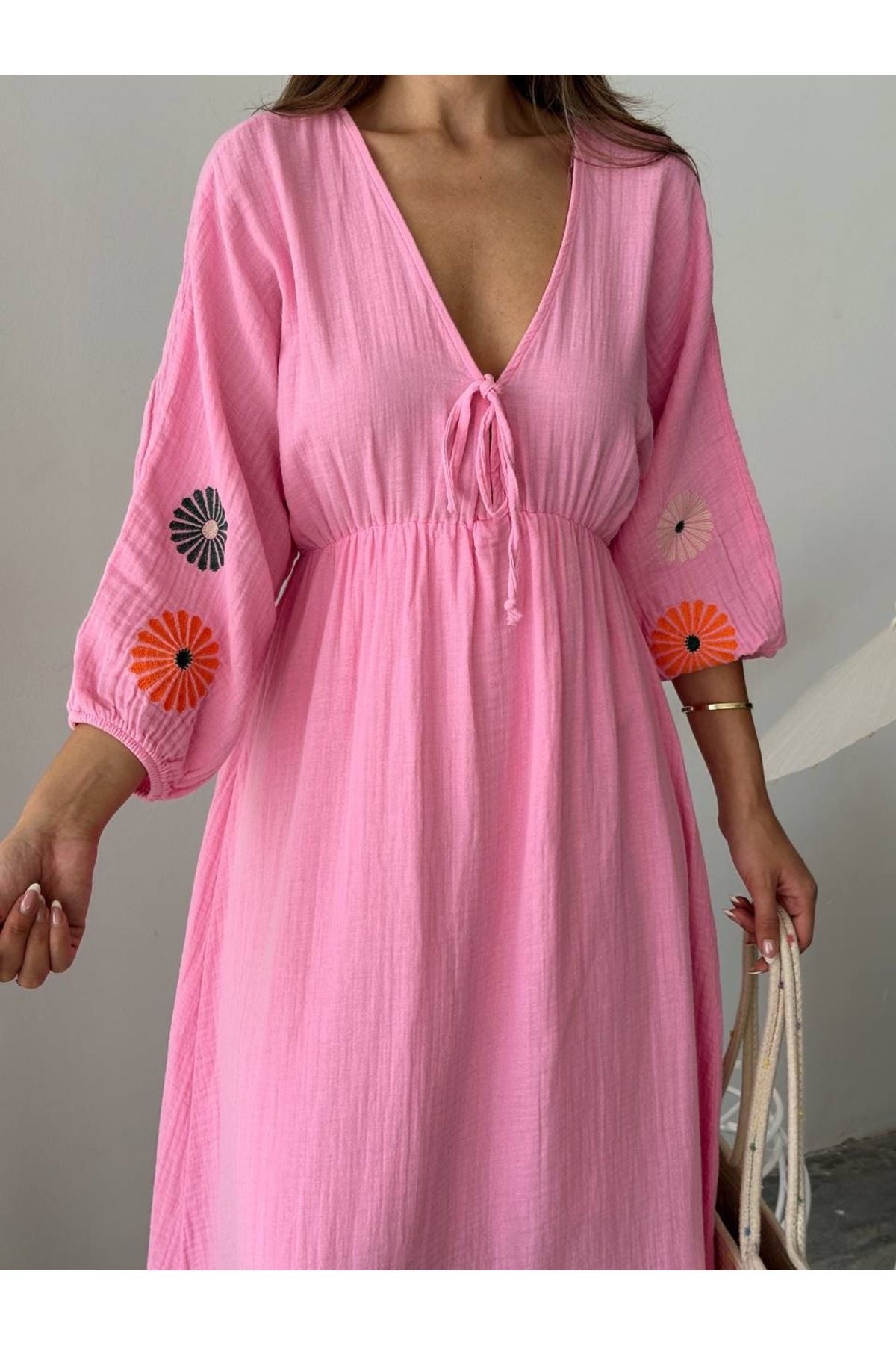 Aec Prive kadın yazlık uzun elbise, pembe renk ve çiçek detayları ile şık bir görünüm sunar