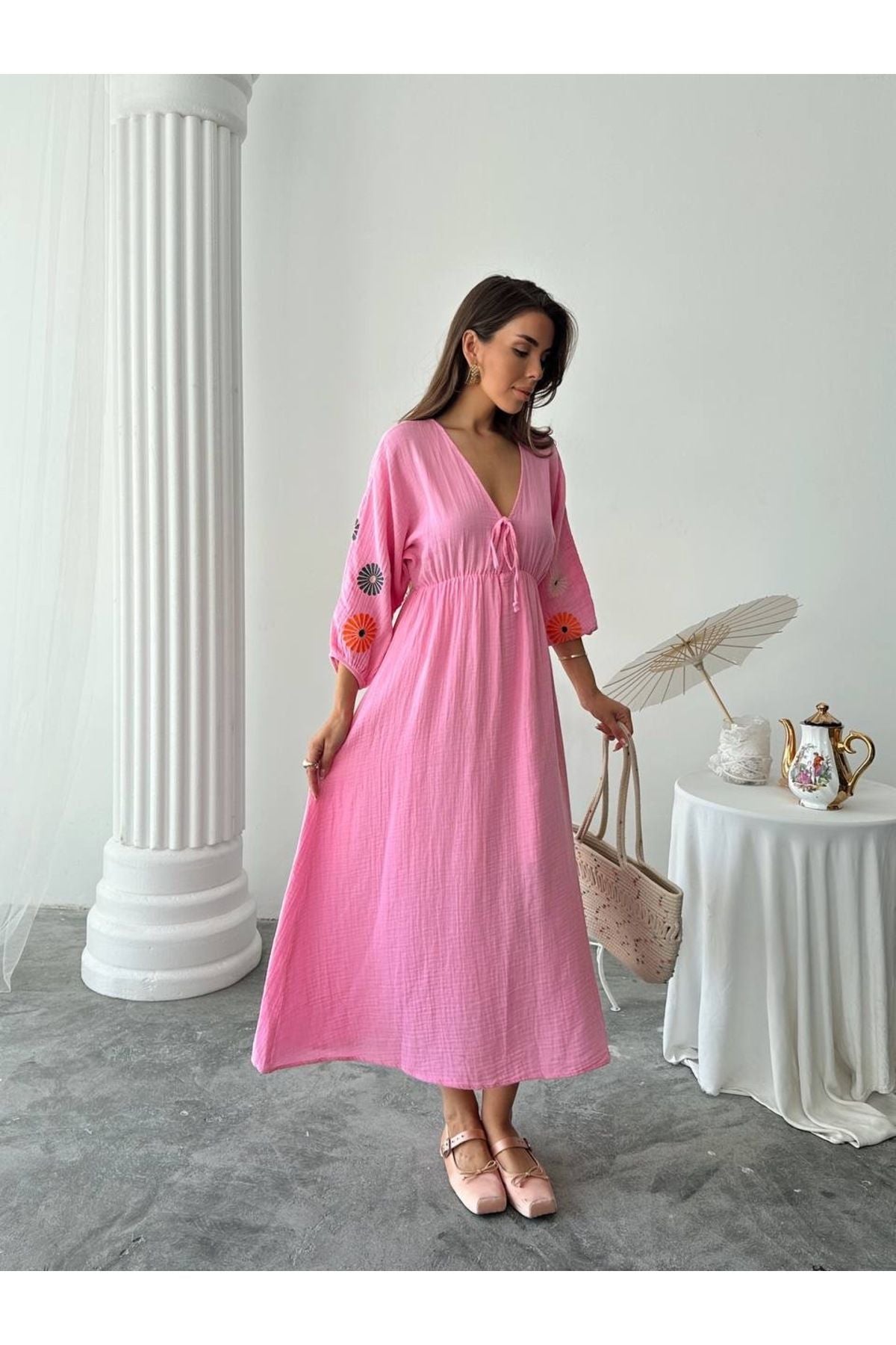 Aec Prive markalı pembe kadın yazlık uzun elbise, yarım kol detaylarıyla şık bir yaz tercihi