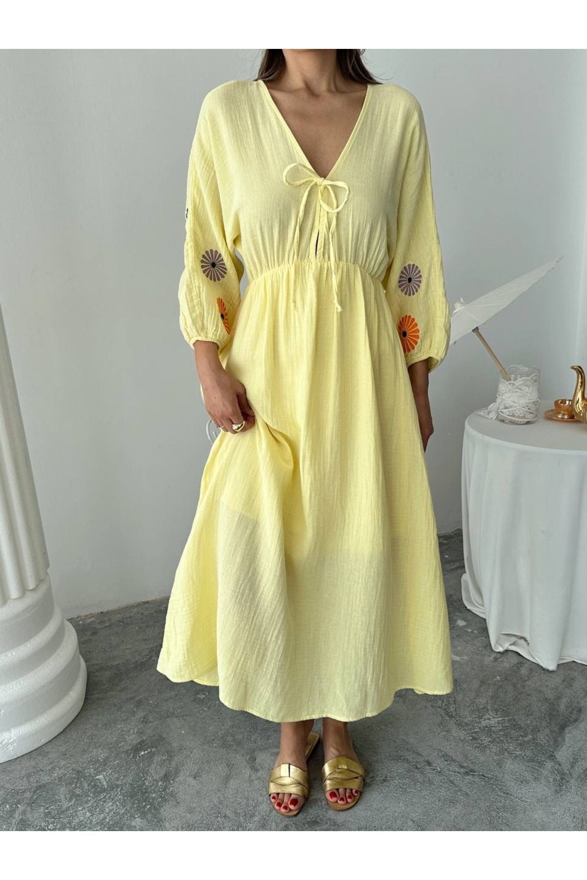Aec Prive kadın yazlık uzun elbise, sarı renk ve çiçek desenleriyle rahat yaz giysisi