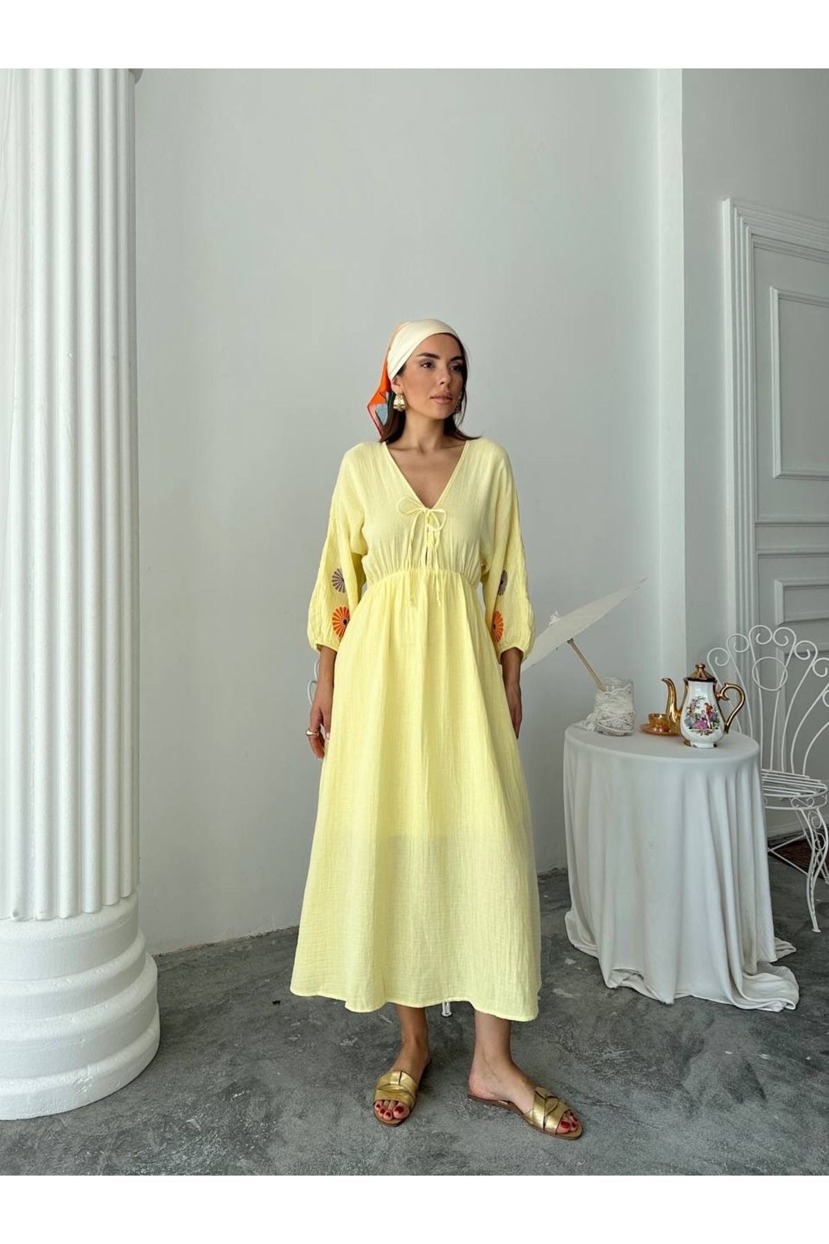 Aec Prive kadın yazlık uzun elbise, sarı renkte V yaka ve rahat kesim ile şık görünüm sunuyor.