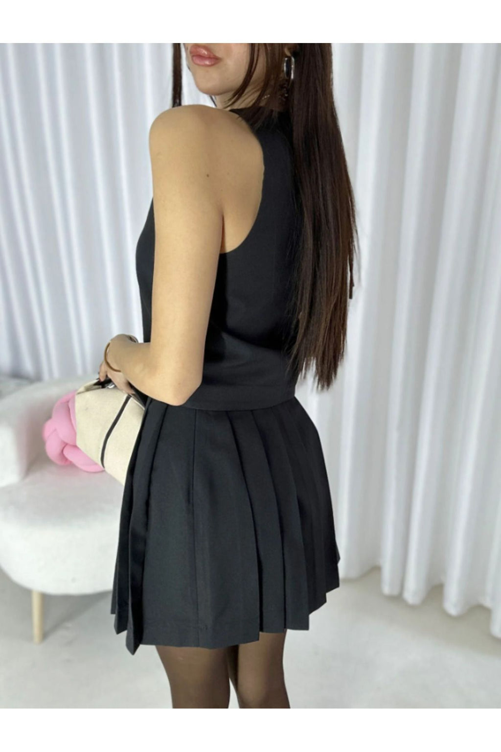 Aec Prive siyah kadın yelek etek takım, şık kesim ve pleated detaylarla modern bir görünüm sunuyor.