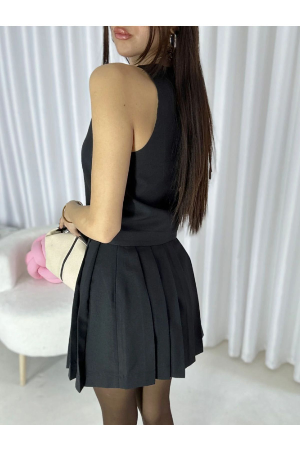 Aec Prive siyah kadın yelek etek takım, şık kesim ve pleated detaylarla modern bir görünüm sunuyor.