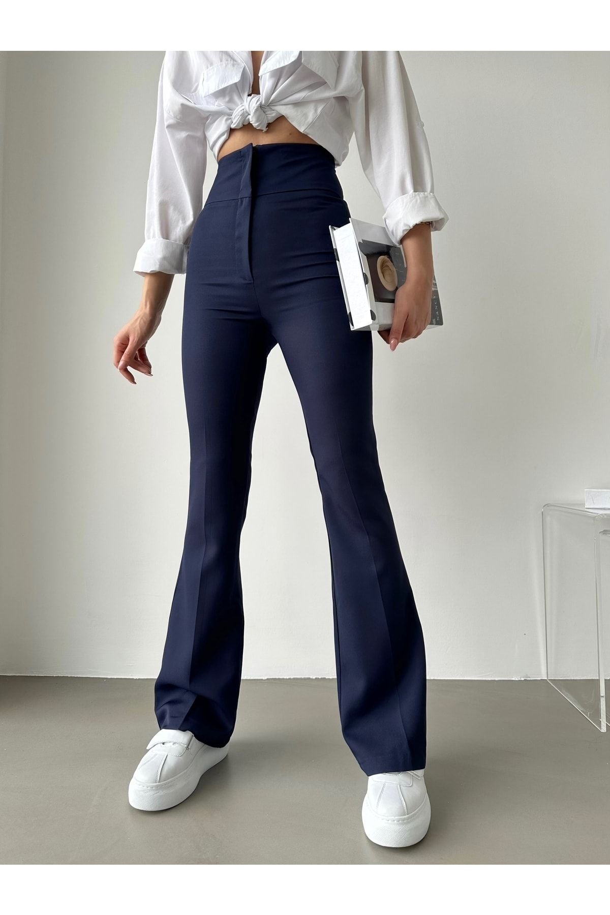 Aec Prive kadın yüksek bel ispanyol paça pantolon, şık bir tasarımla uzun bacak görünümü sunar.