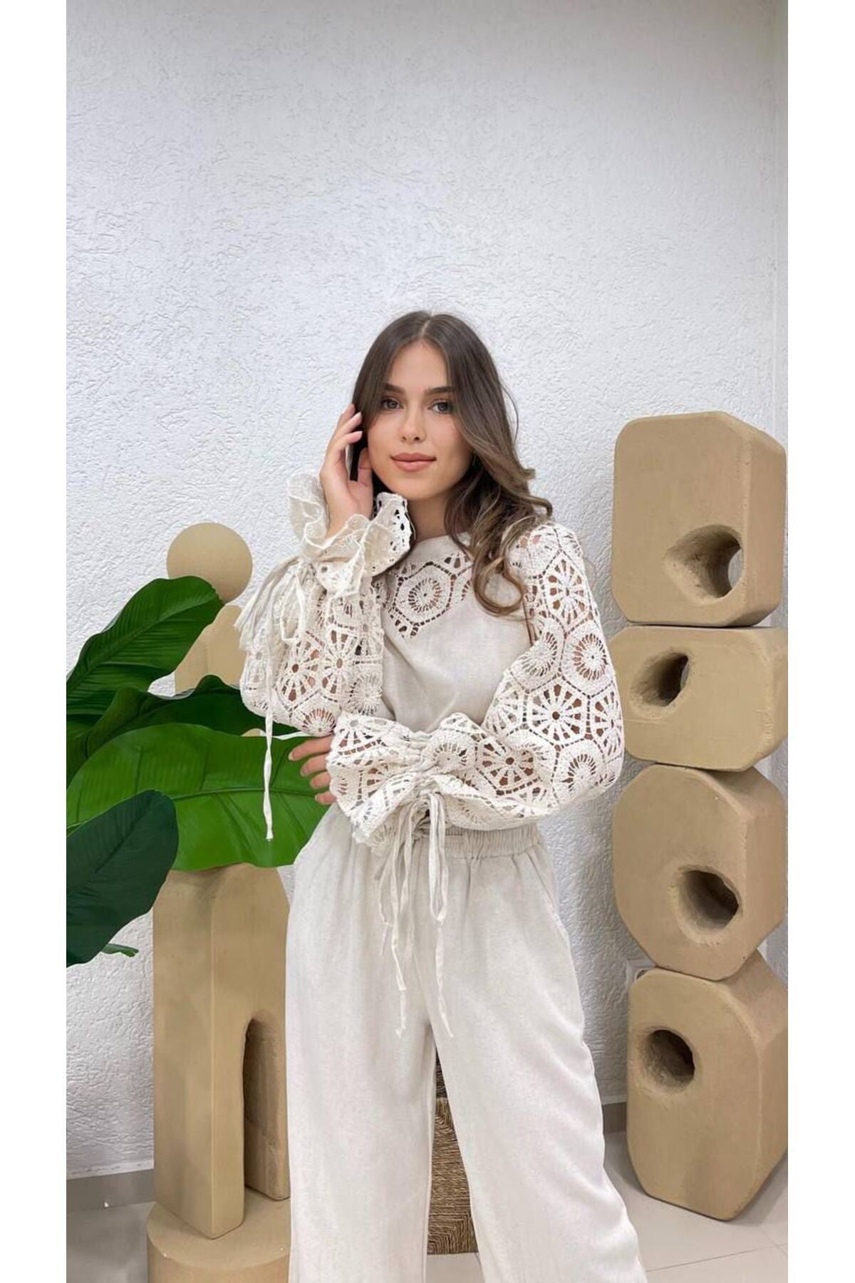 Aec Prive Keten kadın ikili takım, dantel detaylı bluz ve pantolon seti ile şık görünüm