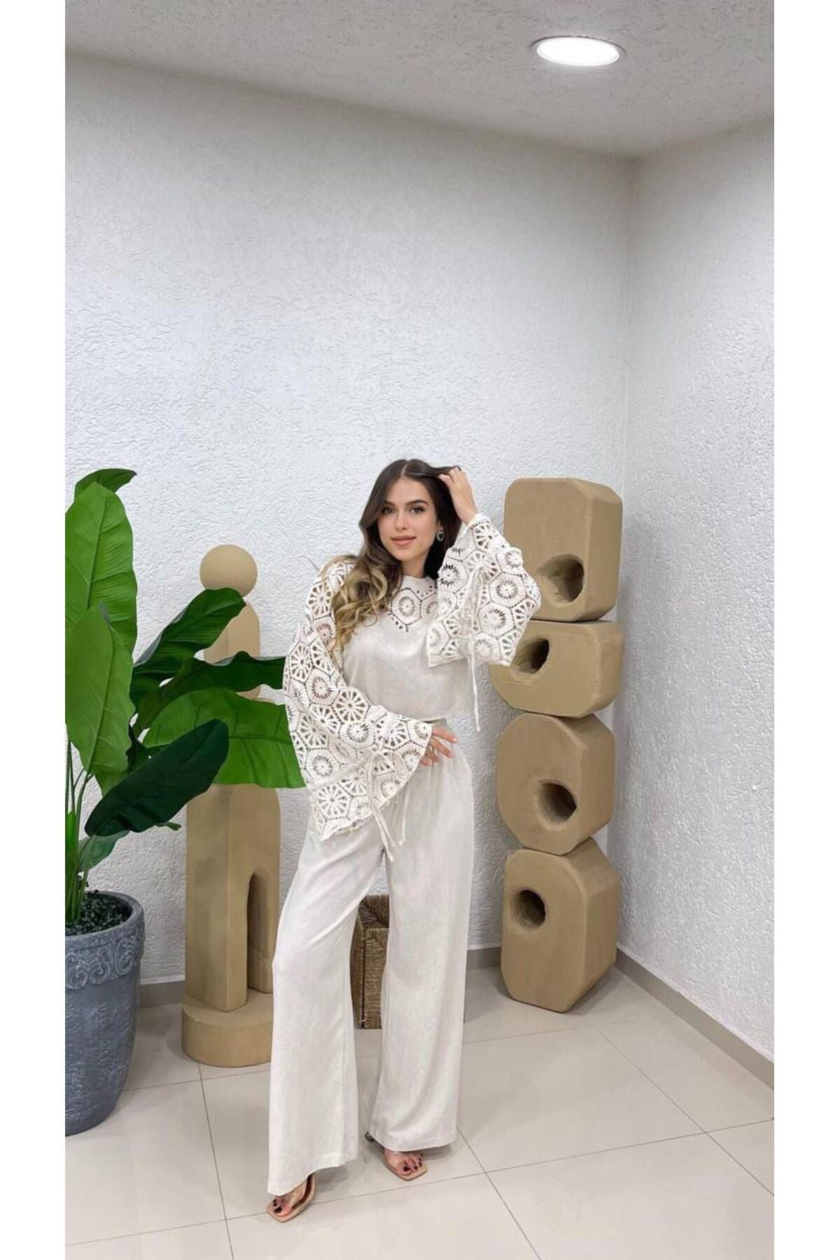 Aec Prive kadının giydiği beyaz keten kadın ikili takım, geniş kollu ve modern tasarımlı