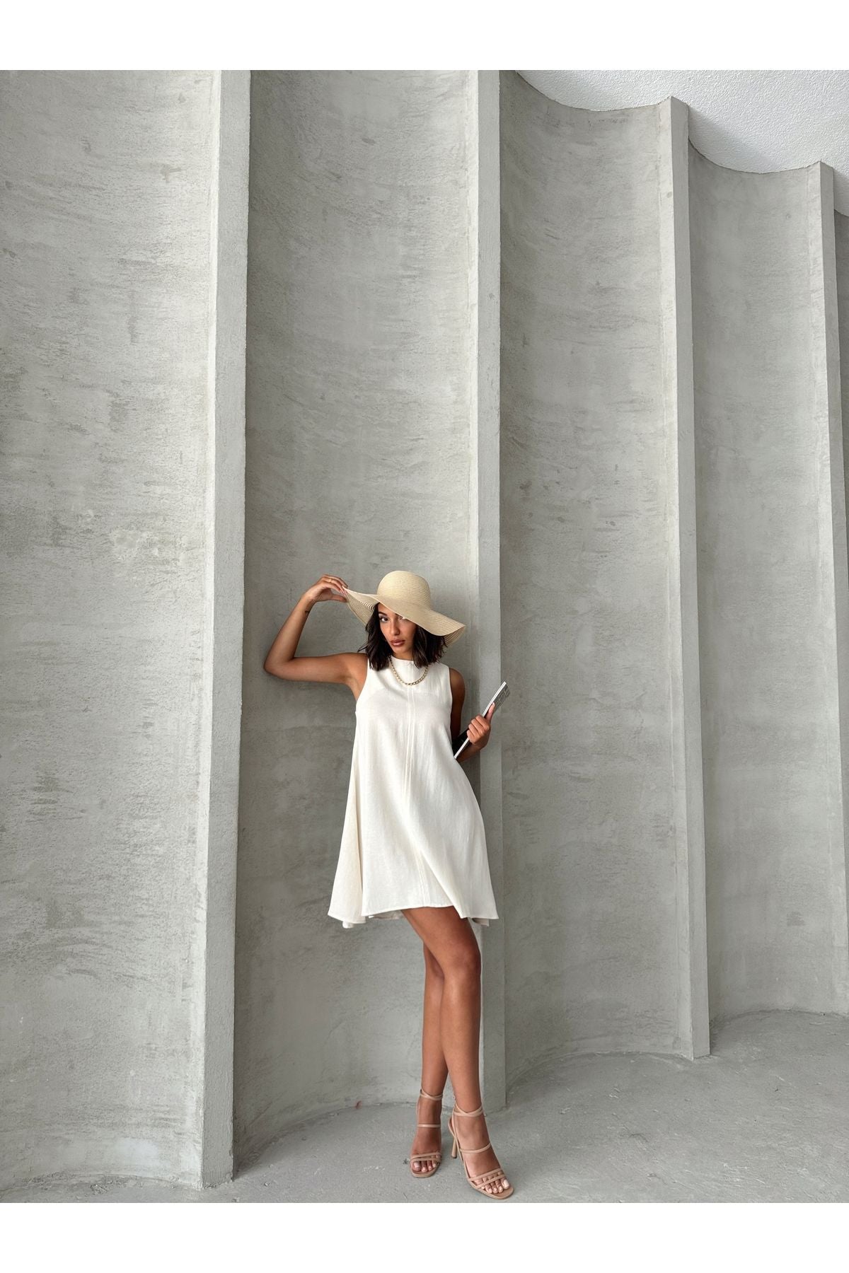 Aec Prive Keten yazlık elbise, beyaz renkte, şık bir tasarımla yaz sezonu için ideal