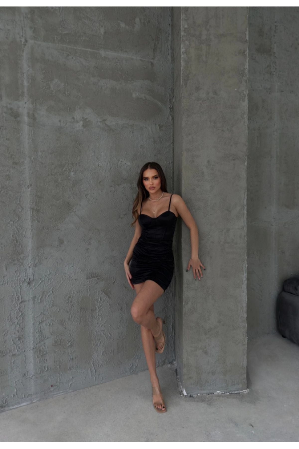 Aec Prive Kırmızı saten elbise modeli, zarif detaylarla şık bir görünüm sunuyor