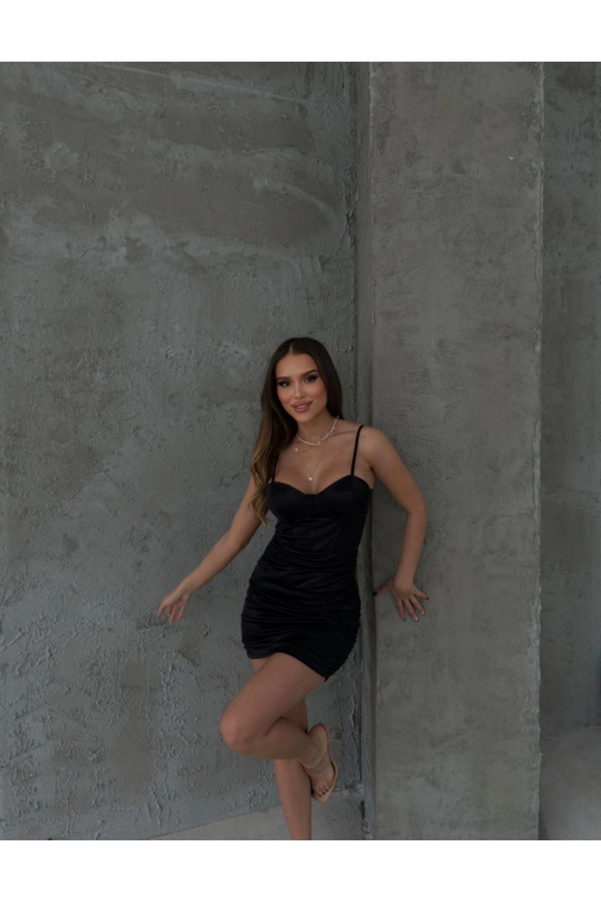 Aec Prive Kırmızı Saten Elbise ile Şık ve Zarif Görünüm