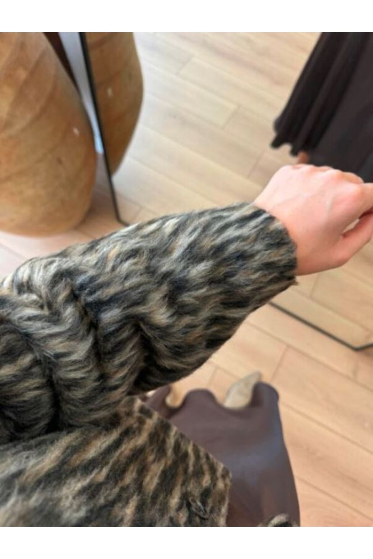 Aec Prive leopar desenli tüylü ceketçeğinden bir detay görüntüsü, şık ve modern görünüm sunuyor.