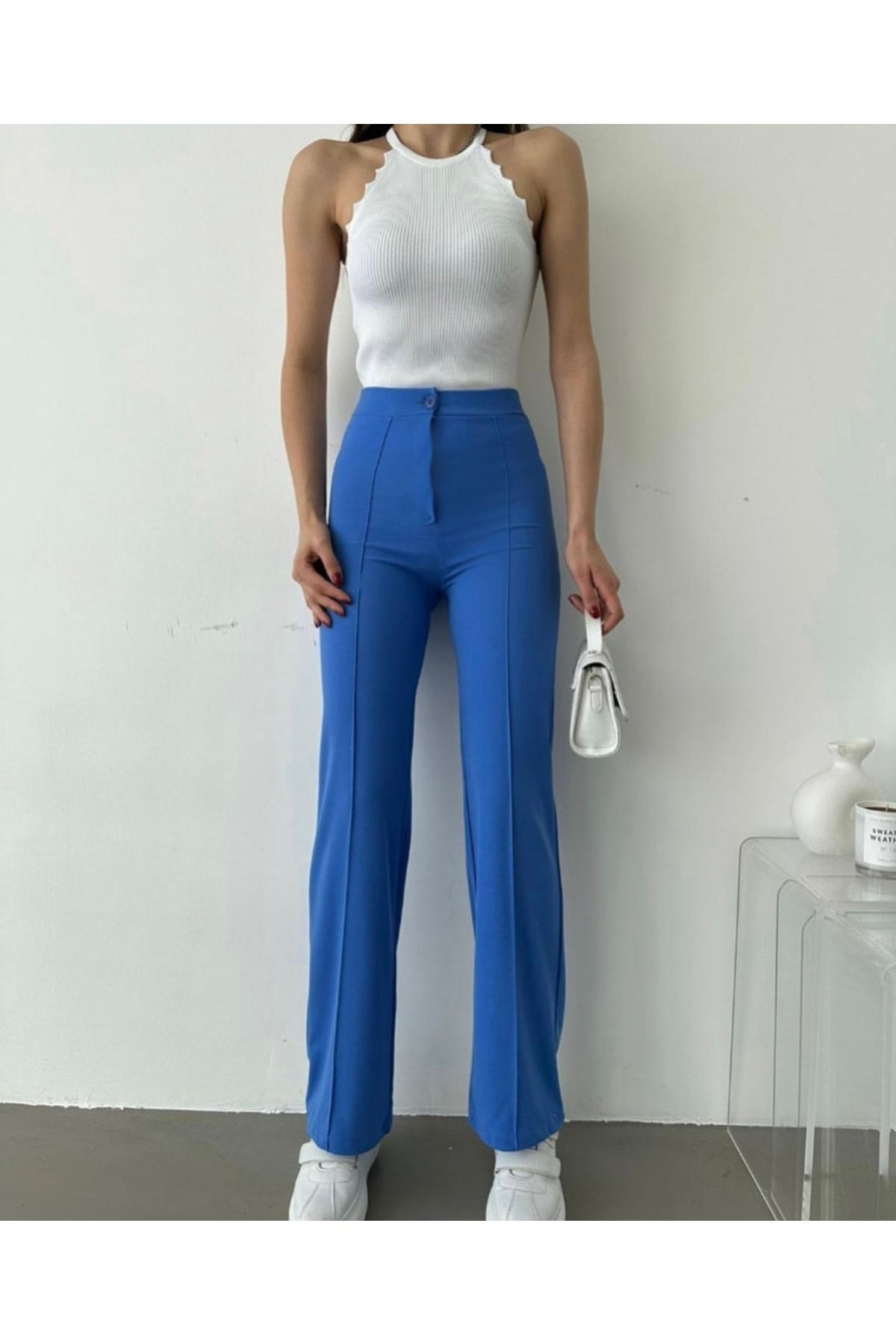 Mavi yüksek bel kadın pantolon ile uyumlu beyaz üst giyim kombinasyonu