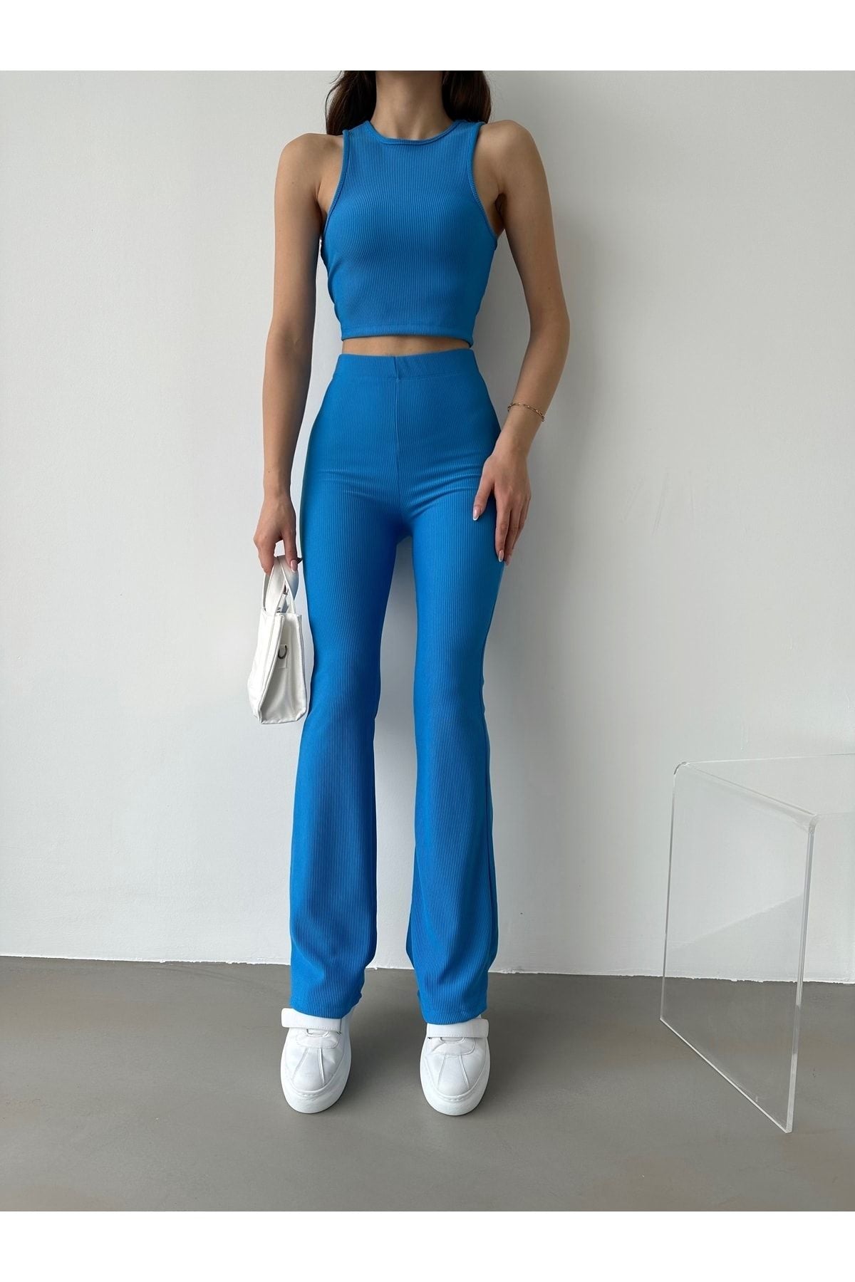 Aec Prive Mavi yüksek bel tayt pantolon ile uyumlu bluz ve beyaz spor ayakkabılar
